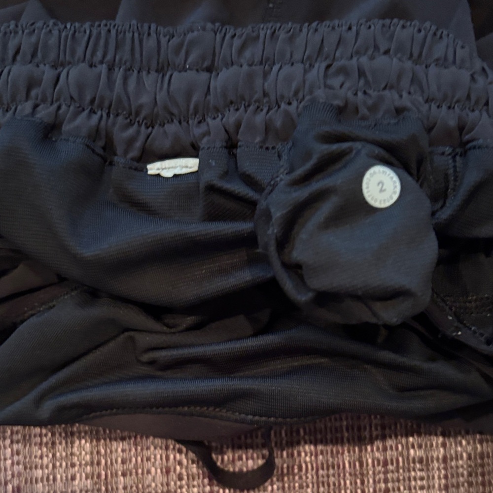 Black Lululemon Hotty Hot LR 2.5" Lined BLK Athletic Shorts - Size 2 - Picture 3 of 4